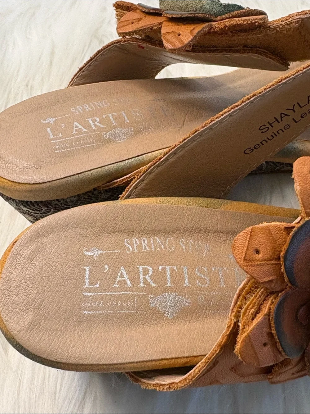 L'ARTISTE Cognac Leather Floral Appliqué Slide Sandals - Picture 6 of 13